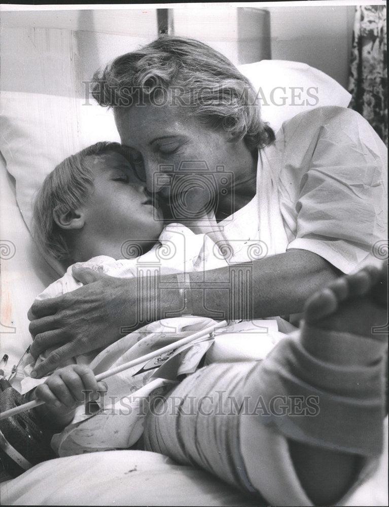 1963 Press Photo Mrs. Dorothy Kozumplik lost her husband and 6 of her 7 in crash - Historic Images