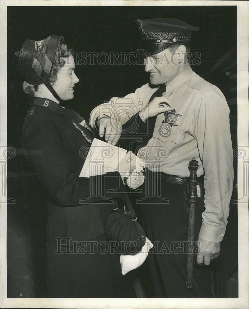 1952 Press Photo Margaret Foster Salvation Army Leonard Kozlowski Police - Historic Images