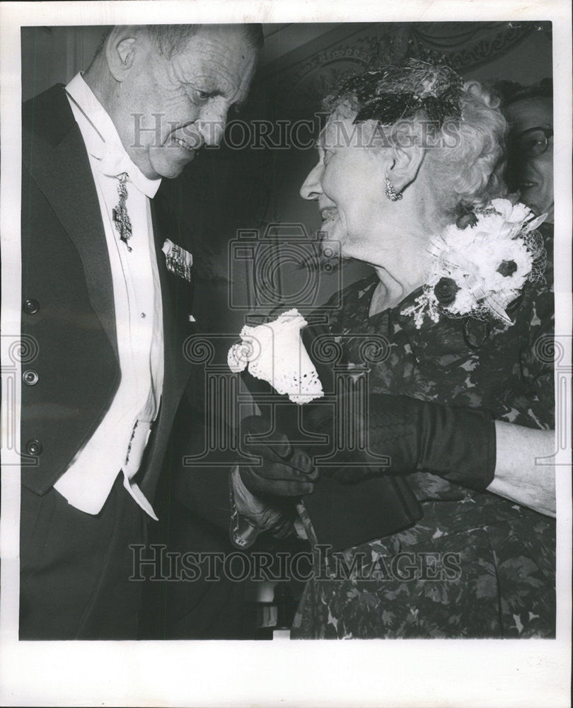 1960 Press Photo Christina Kozeluh chats with King Frederik of Denmark - Historic Images