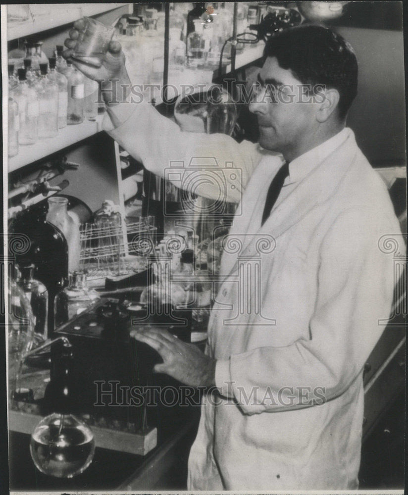 1945 Press Photo Raymond L. Libby American Scientist - Historic Images