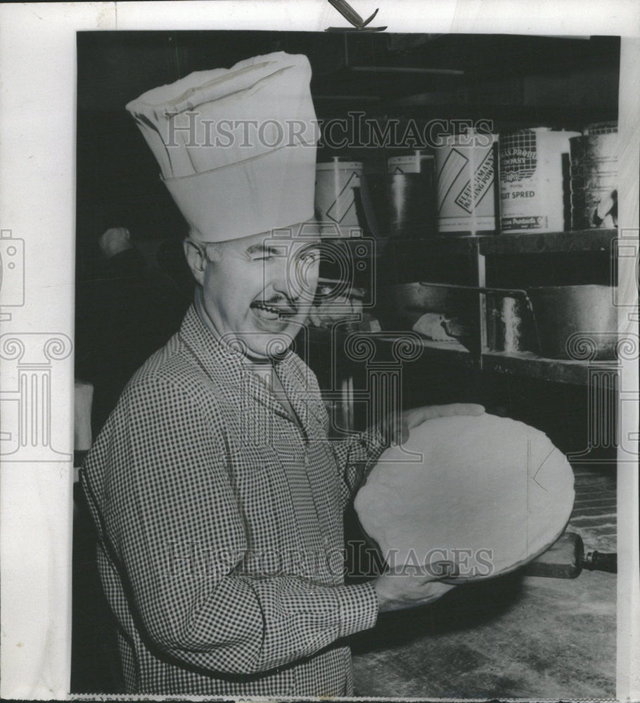 1958 Press Photo George Liberace Bakes Pizza Pie In Dallas - Historic Images