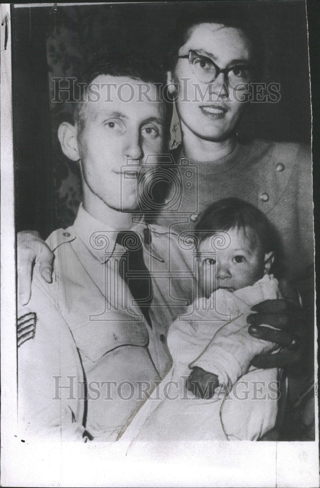 1957 Press Photo U.S Army SSGT. William Lewis, Wife Patricia, Son Anthony - Historic Images