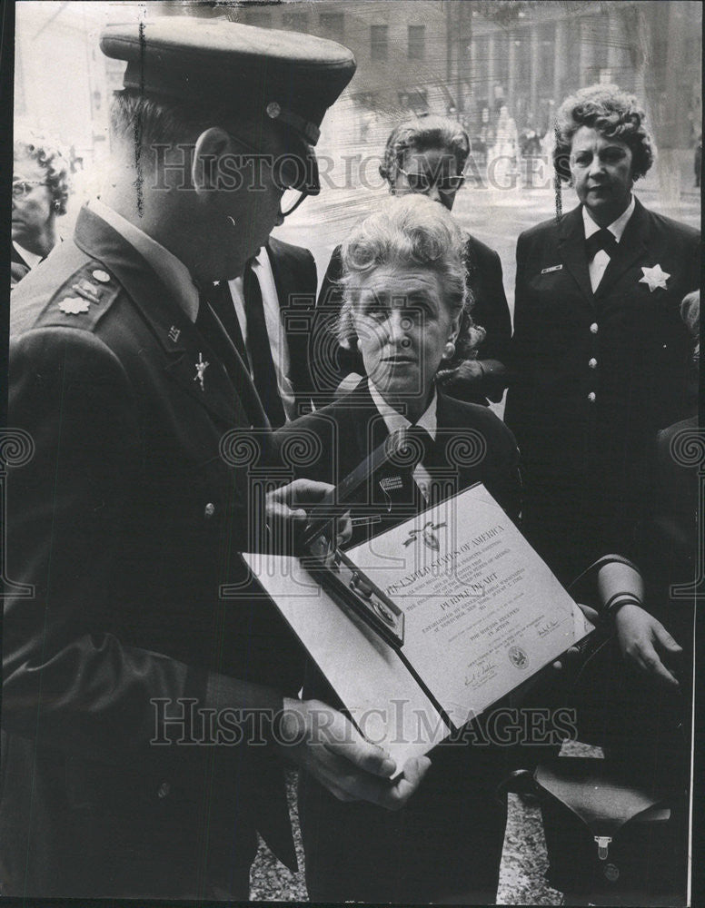 1967 Press Photo Robert Hoffman Purple Heart Martha Locke William Royce Lattimer - Historic Images