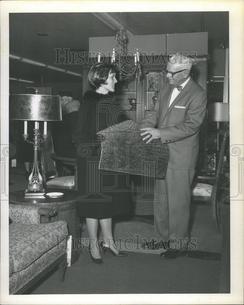 1967 Press Photo Mathew Lockwood Store Maanager Joan First Oak Brook John Smith - Historic Images