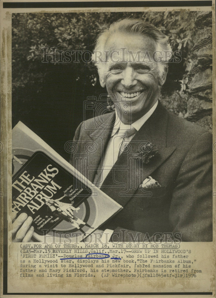 1976 Press Photo Douglas Fairbanks Jr. Displays Book &quot;The Fairbanks Album&quot; - Historic Images