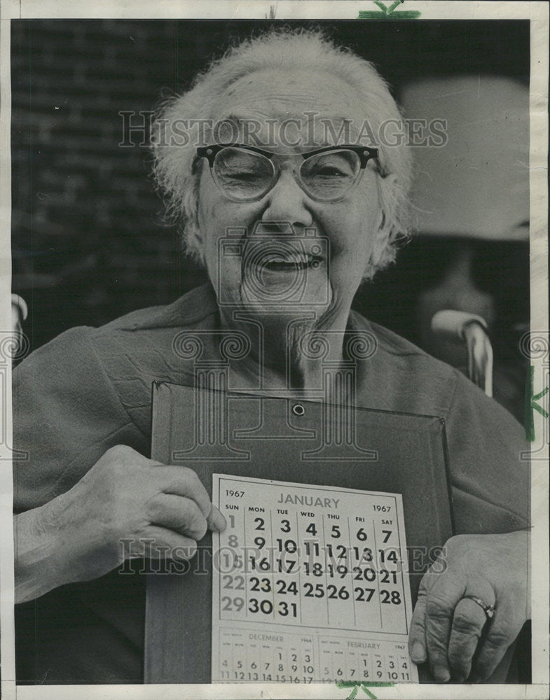 1966 Press Photo Mrs Yetta Ex 100 yrs Old - Historic Images