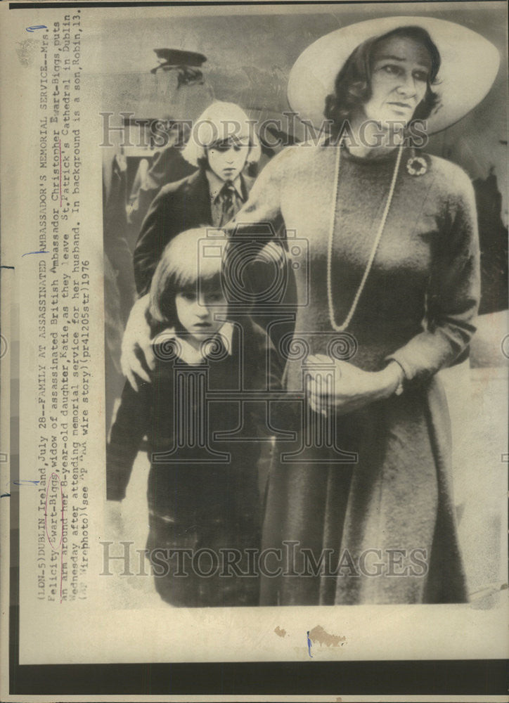 1976 Press Photo Mrs. Felicity Ewart-Biggs, Widow Of British Ambassador &amp; Family - Historic Images