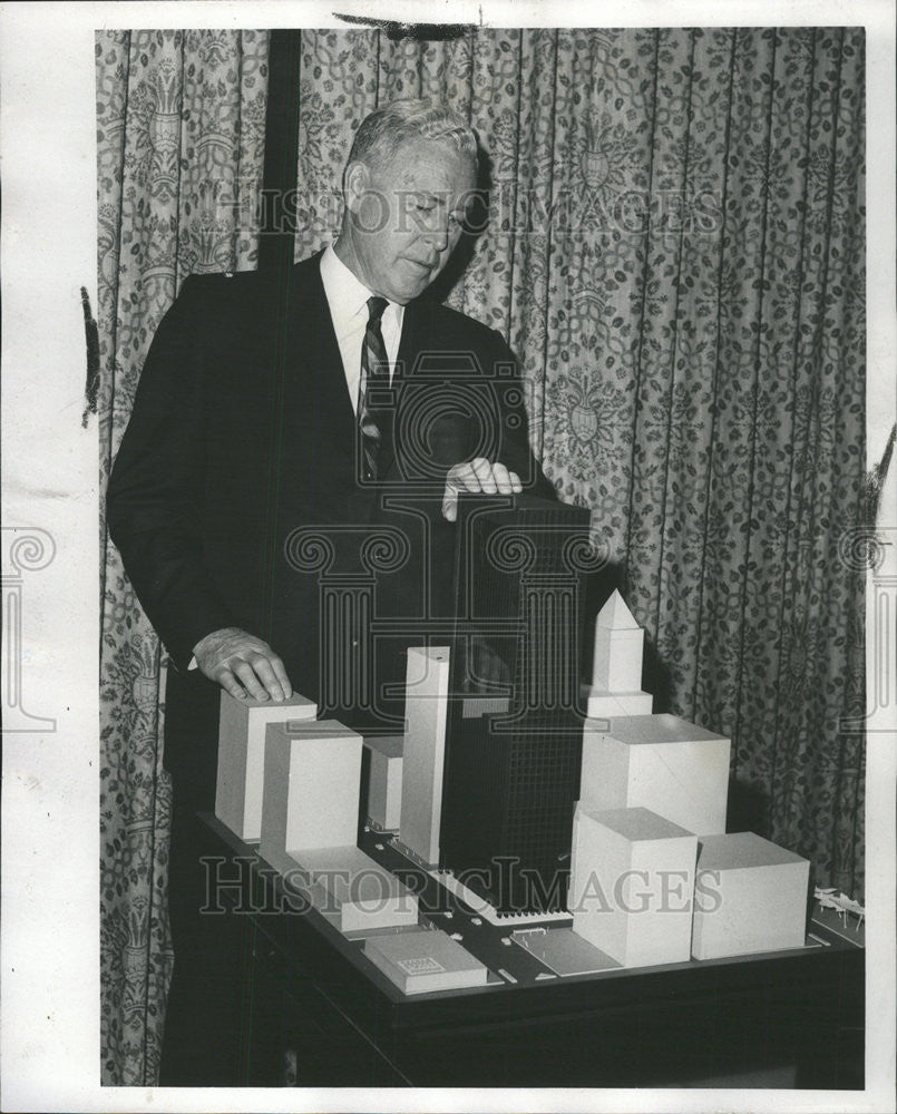 1969 Press Photo CNA Senior Financial VP Boyd Everett - Historic Images