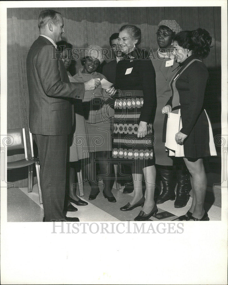 1972 Press Photo William G. Klupar, People&#39;s Gas Company &amp; Mrs. Barbara Fiske - Historic Images