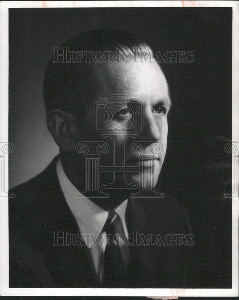 1968 Press Photo EDWARD E. FITZGERALD ENIOR VICE PRESIDENT OF DOUBLEDAY AND CO. - Historic Images