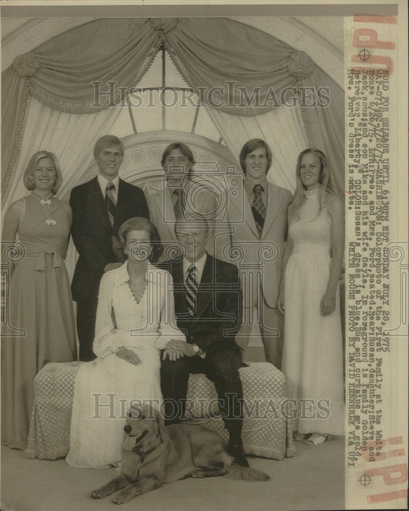 1975 Press Photo Ford Family White House Portrait Daughter Sons Pet Liberty - Historic Images