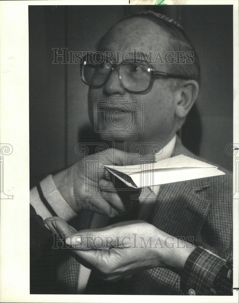 1985 Press Photo Rabbi Morris Fishman Judge Bet Din Conservative Jewish Court - Historic Images