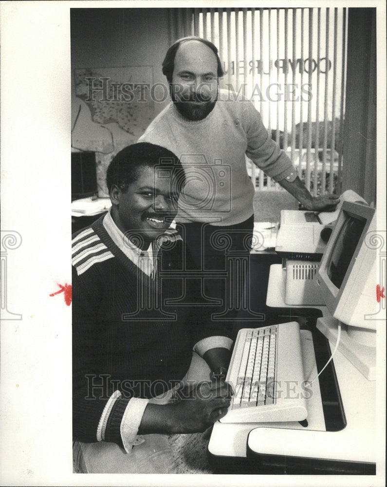 1984 Press Photo Cornell Fitch Mike Score Comp-U-Rent Arlington Heights Illinois - Historic Images