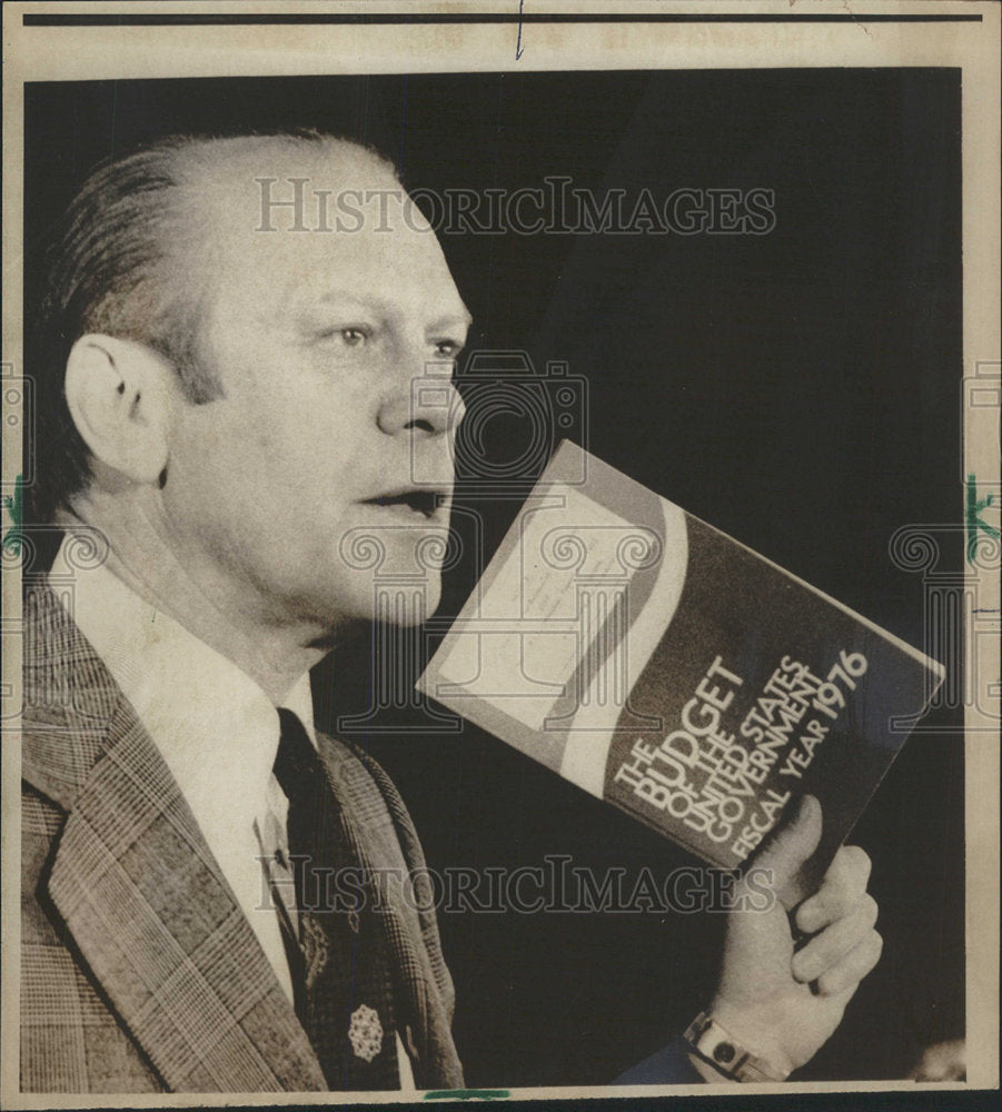 1975 Press Photo Gerald Ford holds up a copy of the budget for fiscal year 1976. - Historic Images