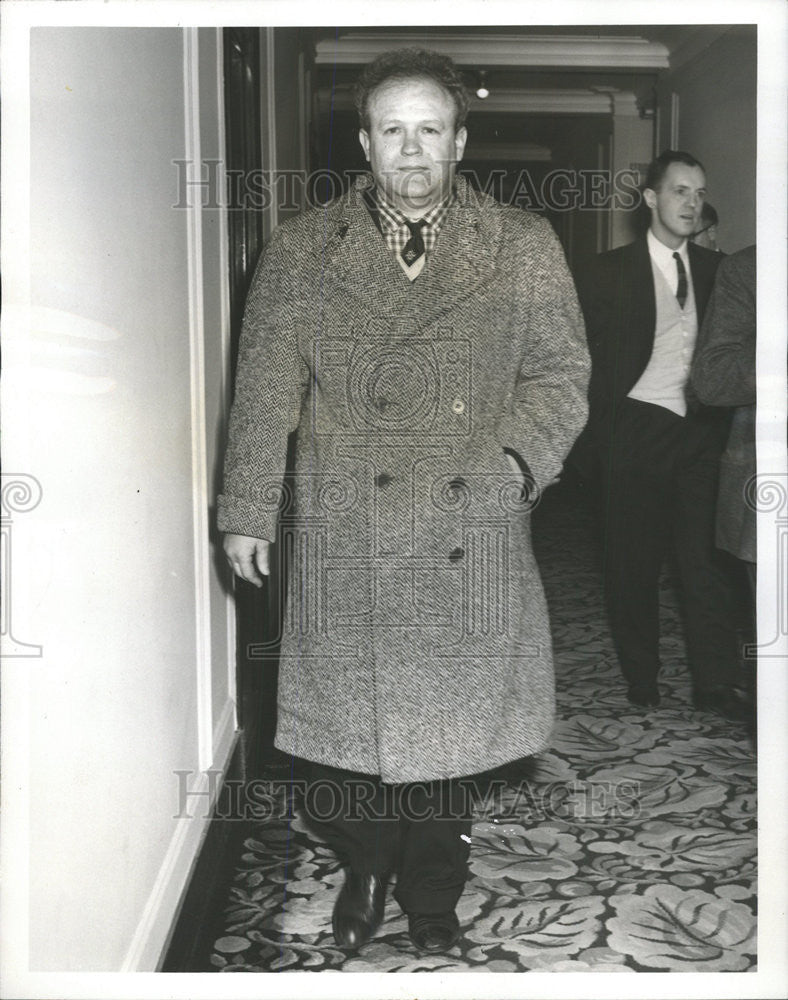 1960 Press Photo Paul Konecnik Hilton Hotel Chicago - Historic Images