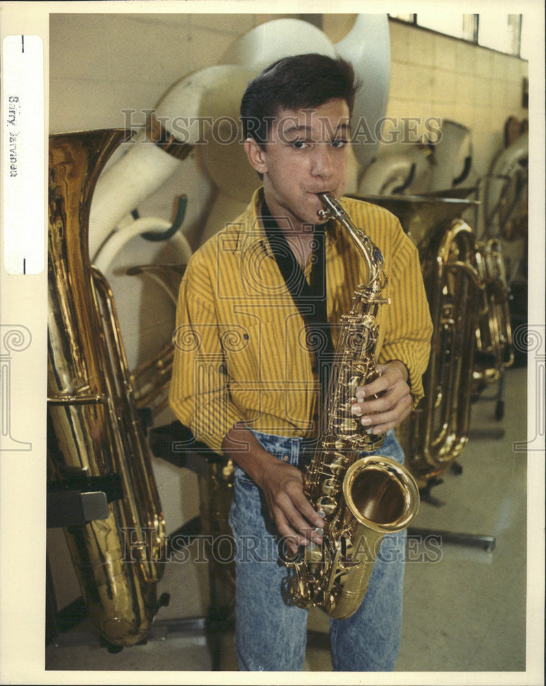 1989 Press Photo Mark  Kondziolka, Buffalo Grove, plays saxophone in a Levi&#39;s ad - Historic Images