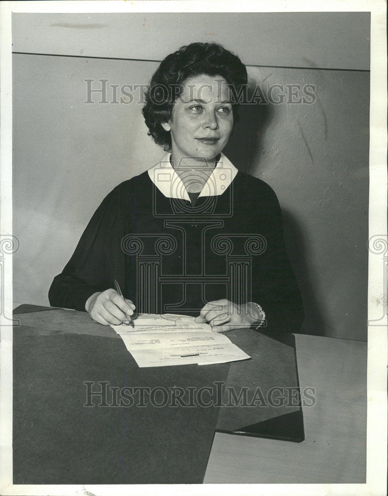 1964 Press Photo Magistrate Marilyn Komosa - Historic Images