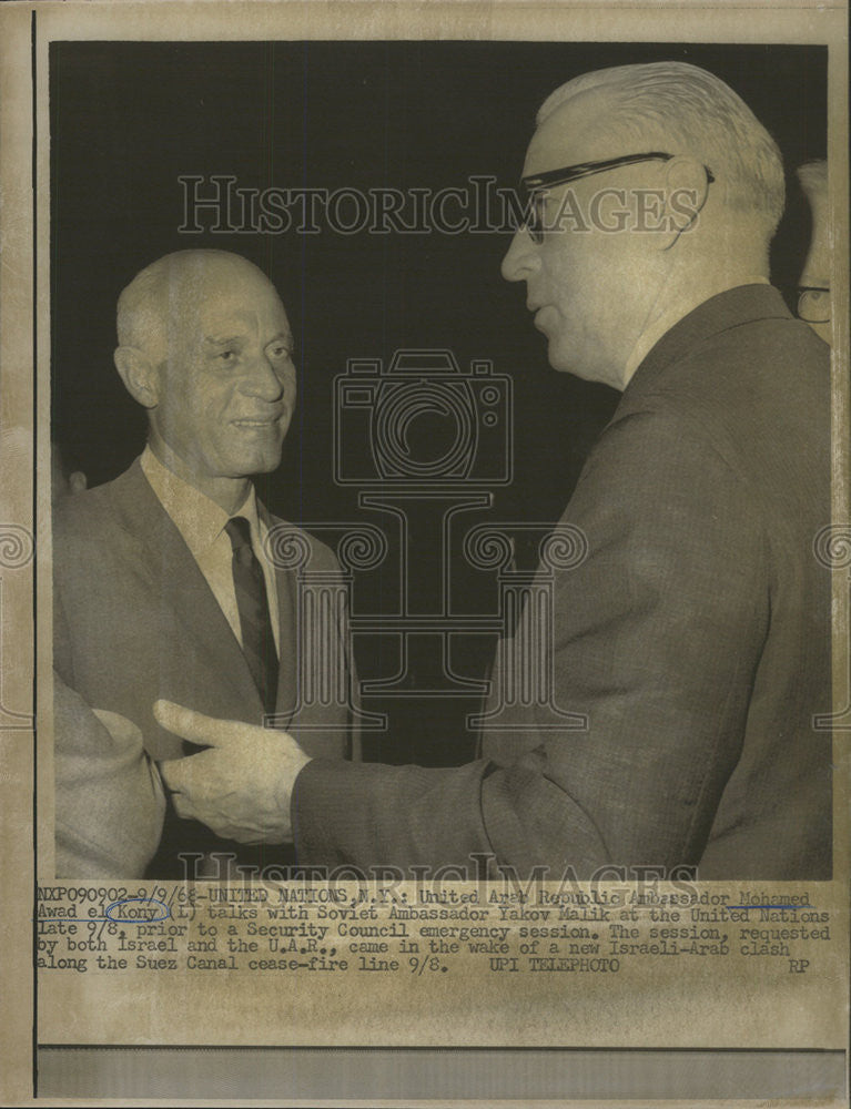 1968 Press Photo Arab Republic Amb. Awad el Kony taking to Soviet Amb. Yakov Mal - Historic Images