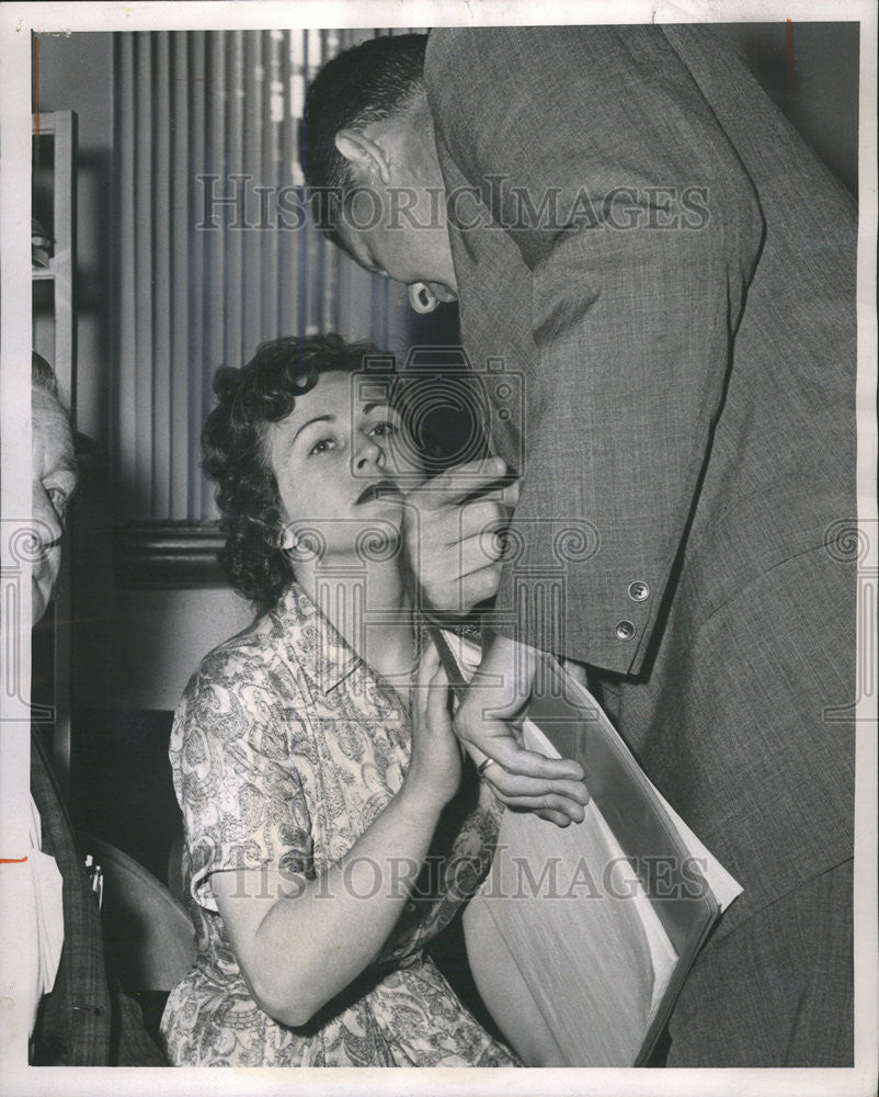 1962 Press Photo Carol Kelley at inquest of Dr. Frank Reed&#39;s death - Historic Images