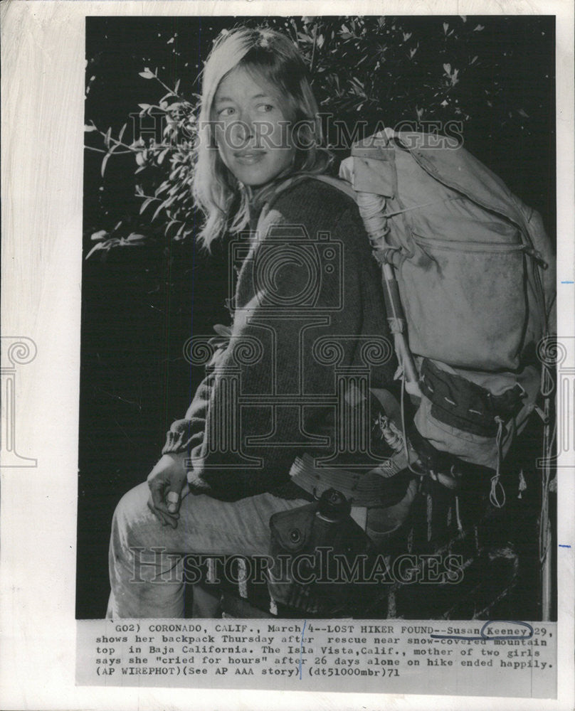 1971 Press Photo Susan Keeney shows her backpack Baja California - Historic Images