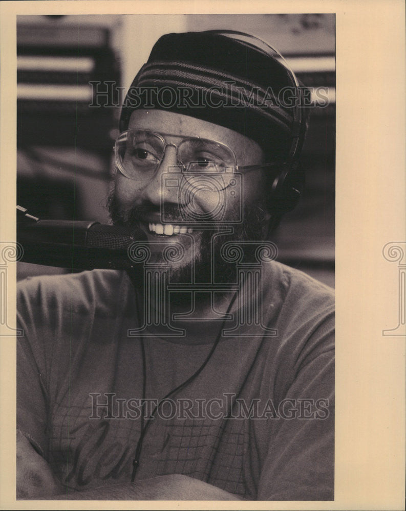 1992 Press Photo Dr. Carl Bell with his headset and microphone at the WJPC radio - Historic Images