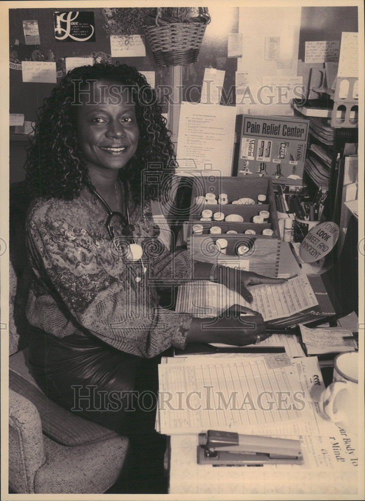 1994 Press Photo Benna Bell, school nurse - Historic Images