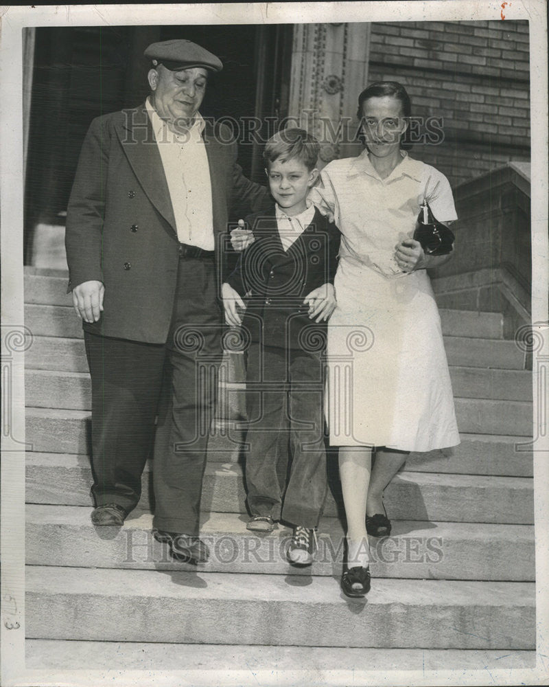 1948 Press Photo Mr. and Mrs. George Adams and son Donald - Historic Images