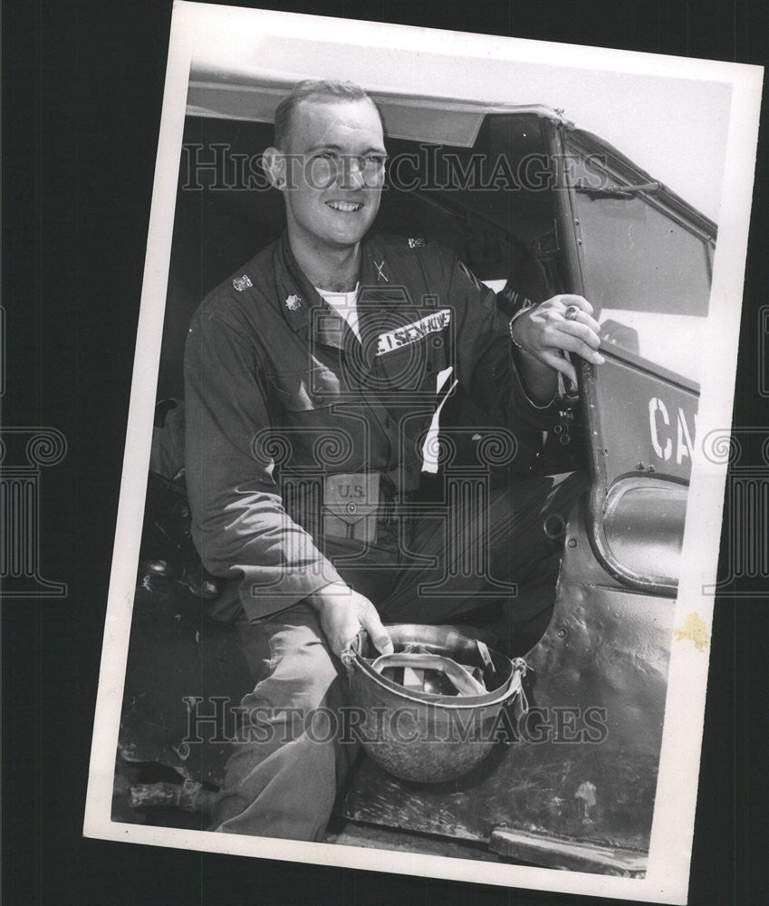 1952 Press Photo Maj. John Eisenhower son of Dwight Eisenhower upon arrival in K - Historic Images