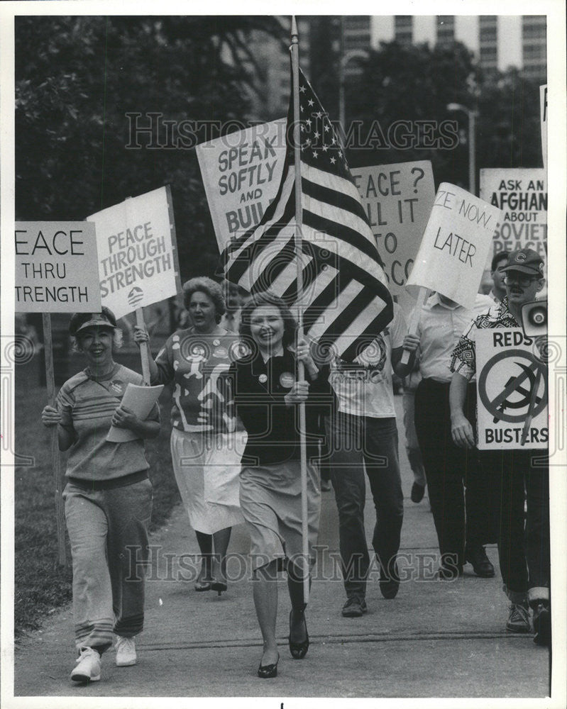 1986 Press Photo Judy Koehler in rally to support the Ethnic American Council - Historic Images