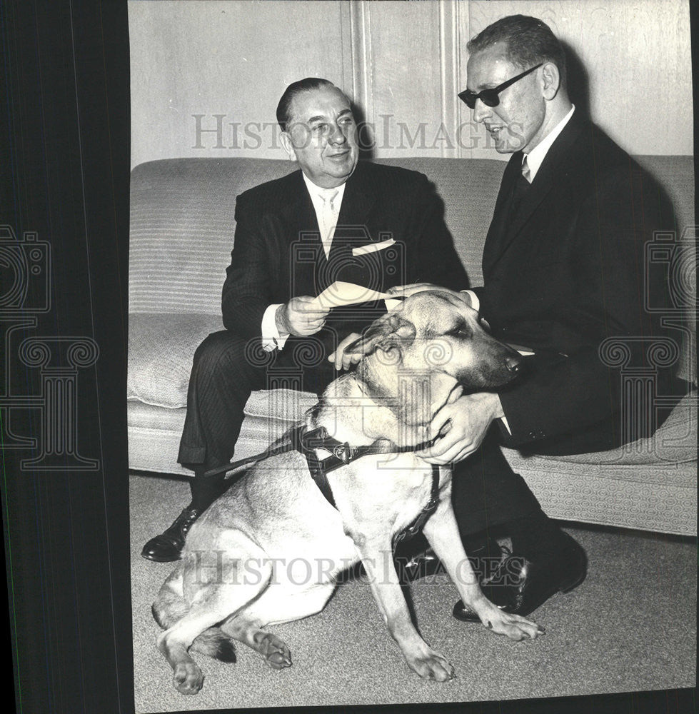 1964 Press Photo Mayor Richard Daley with blind Atty. Burton Kolman - Historic Images