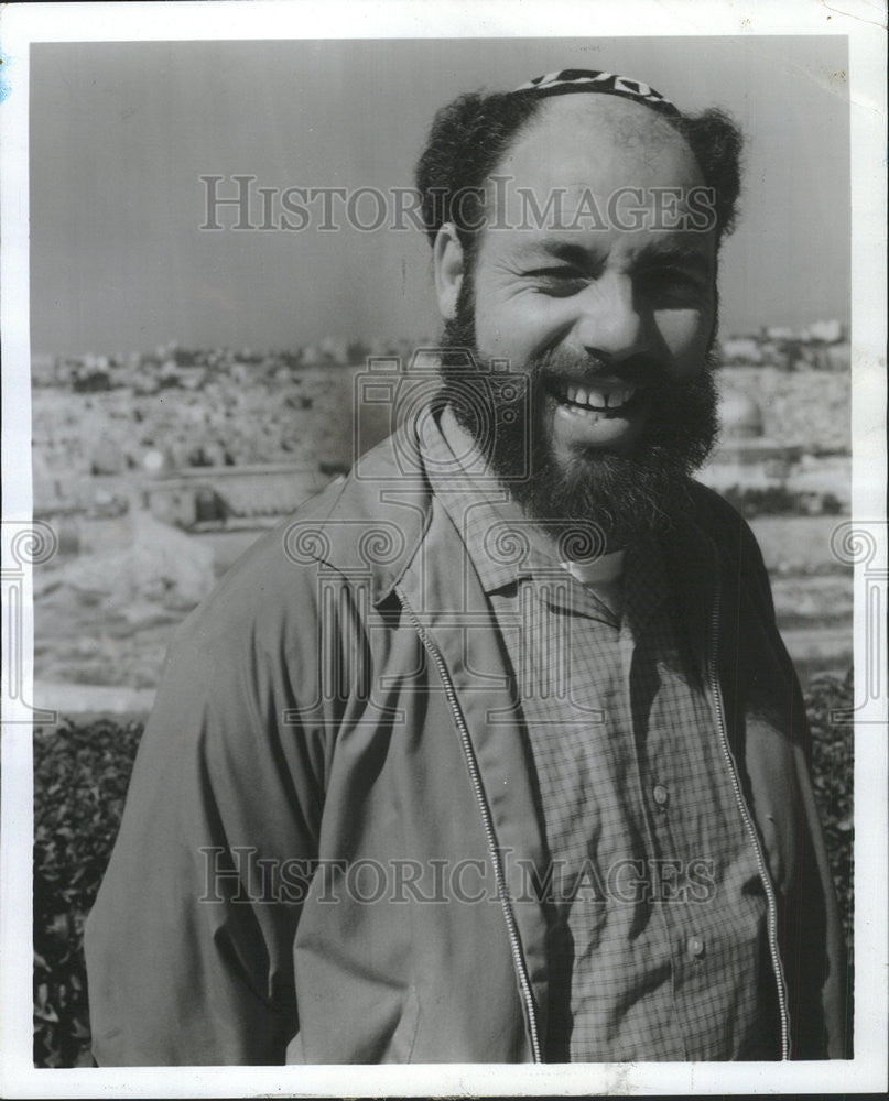 1972 Press Photo Cecil Kaye lecturer in Hebrew and English in Israel - Historic Images