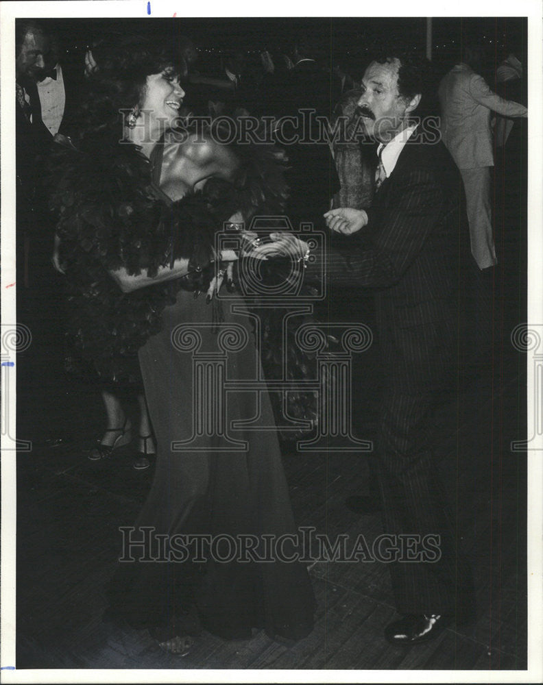 1978 Press Photo Mrs Barry Crown Dances In Slinky Backless Maroon Dress - Historic Images