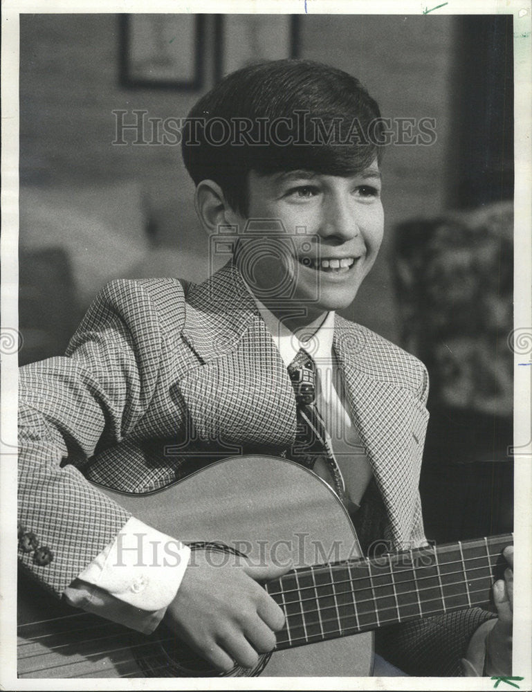 1971 Press Photo Harry Lillis Crosby son of Bing Crosby with his guitar - Historic Images