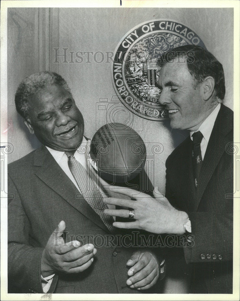 1986 Press Photo Mayor Washington with mayor Raymond Flynn plays with football - Historic Images