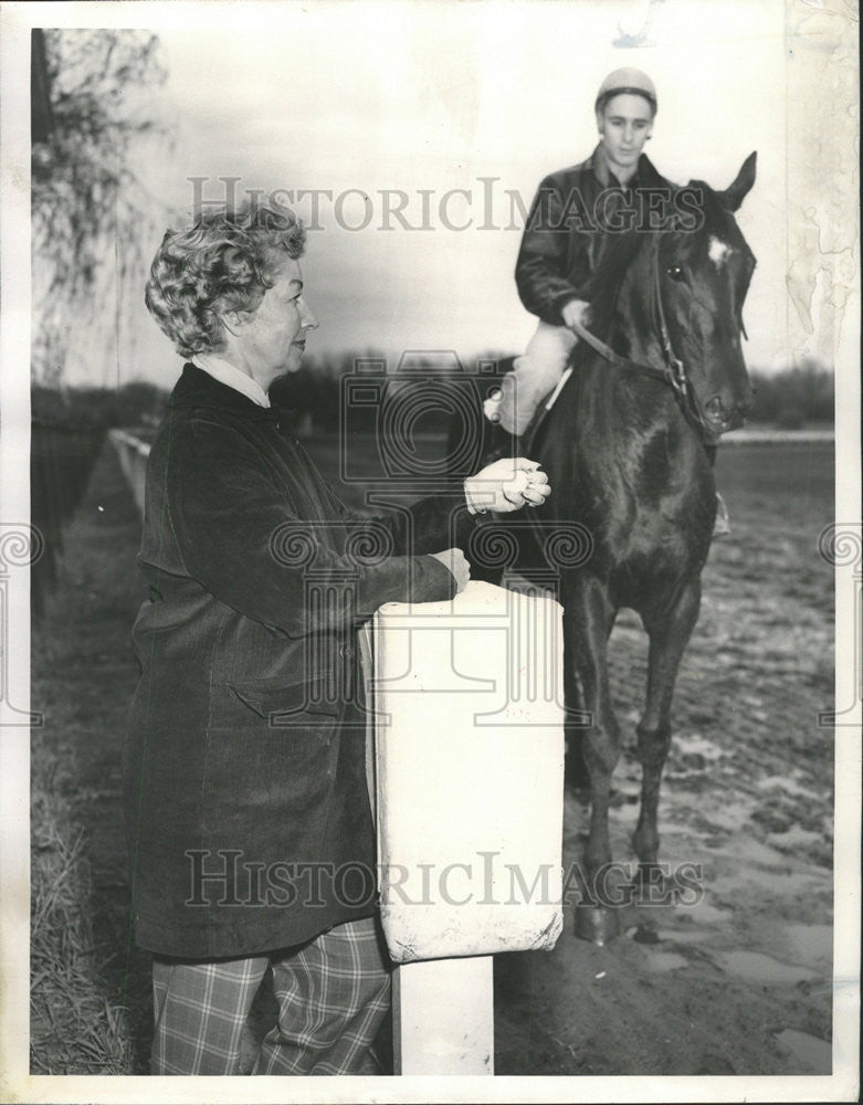 1961 Press Photo Mrs. Virginia Kennedy and her horse &quot;Troubled Waters&quot; - Historic Images