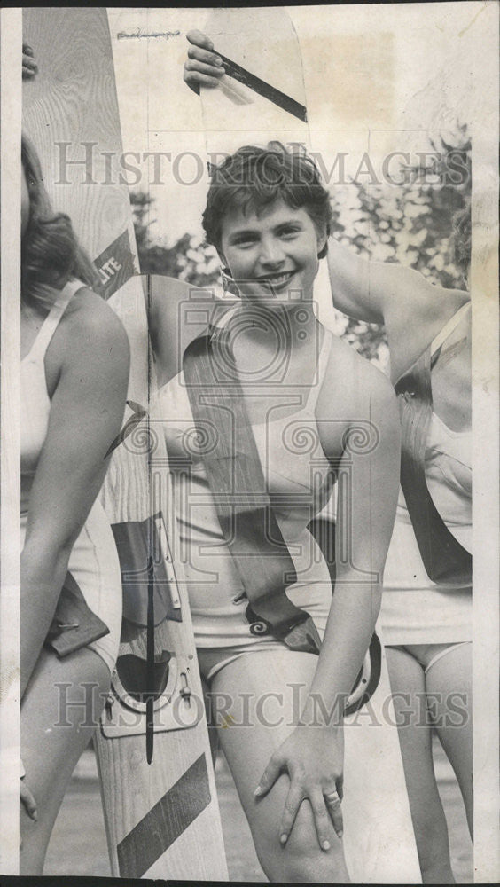 1954 Press Photo Suzanne Brooks aquatic star and water skier - Historic Images