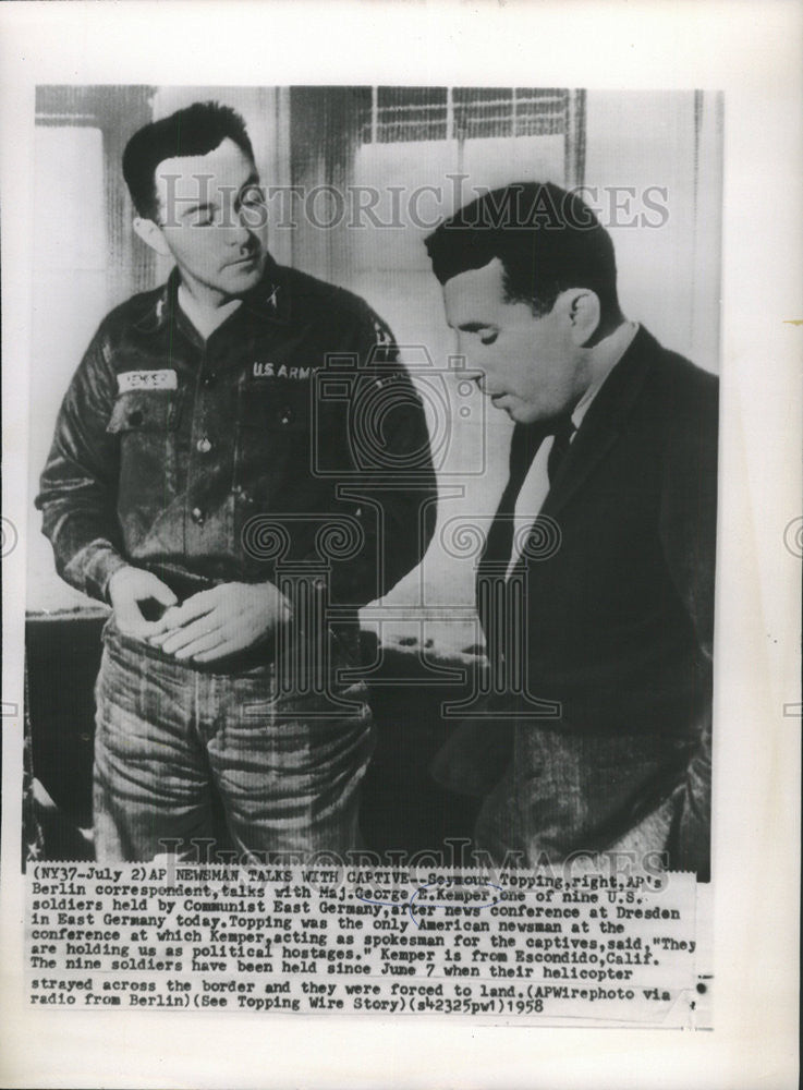 1958 Press Photo Seymour Topping Speaks With Maj George Kemper - Historic Images