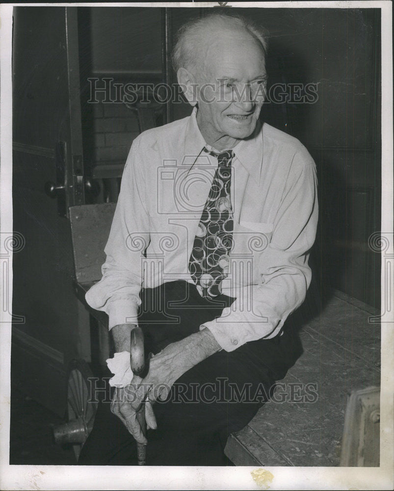 1948 Press Photo Julius Buck Pays Bushman A Visit - Historic Images