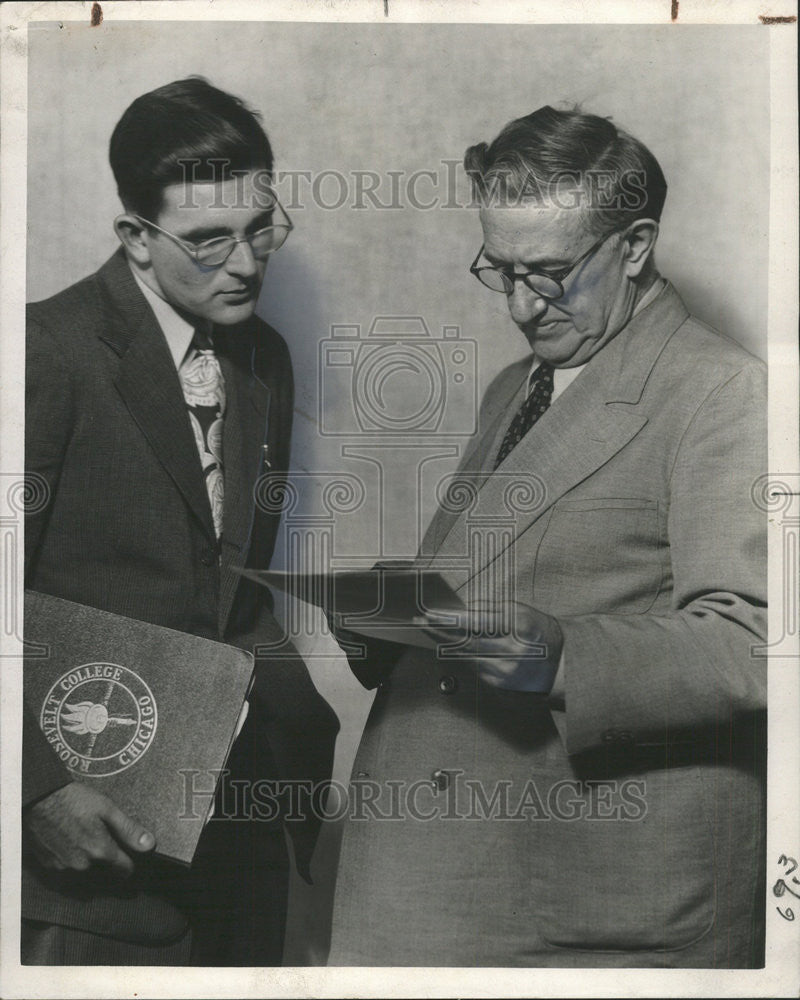 1948 Press Photo Robert Conklin winner Roosevelt college Clarence Bulliet - Historic Images