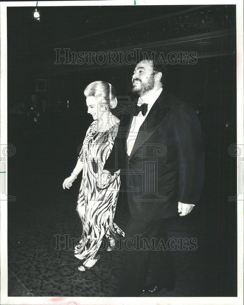 1977 Press Photo Luciano Pavarotti Italian Operatic Tenor Singer - Historic Images