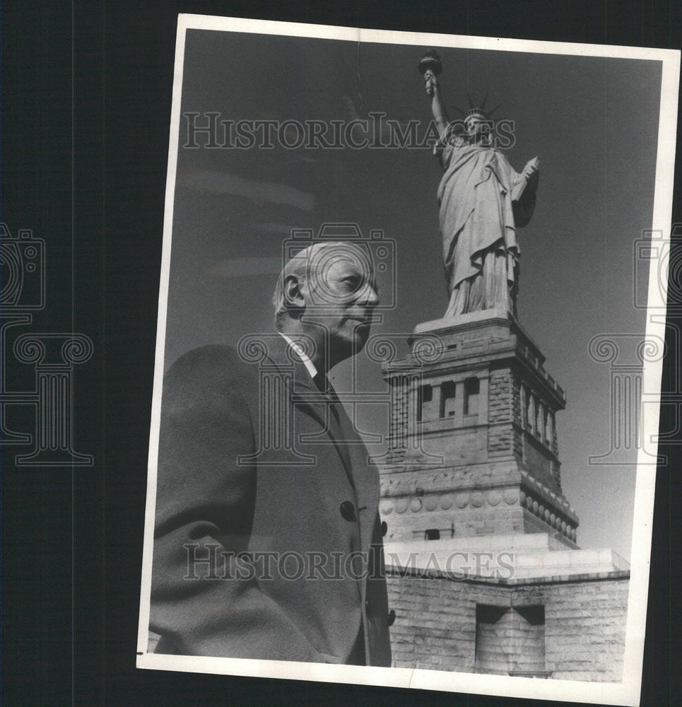 1972 Press Photo Alistair Cooke British American Journalist Television Host - Historic Images