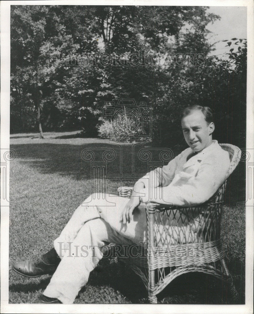 1948 Press Photo Adlai Stevenson Washington Bloomington Illinois home yard - Historic Images