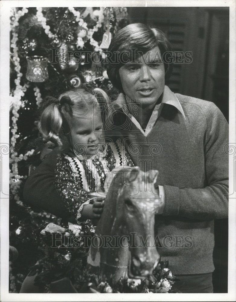 1977 Press Photo John Davidson &amp; daughter in &quot;The John Davidson Christmas Show.&quot; - Historic Images