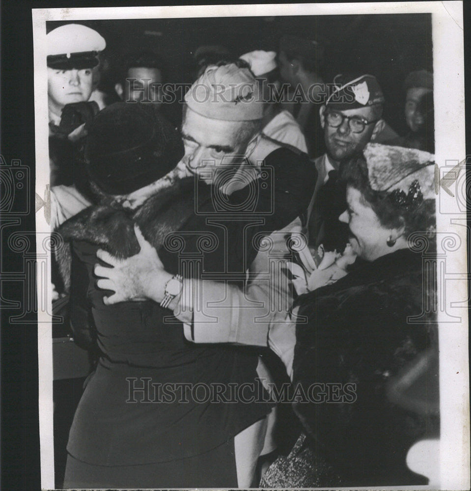 1953 Press Photo Major General William Dean Embrace Mother Mrs Charles Dean - Historic Images