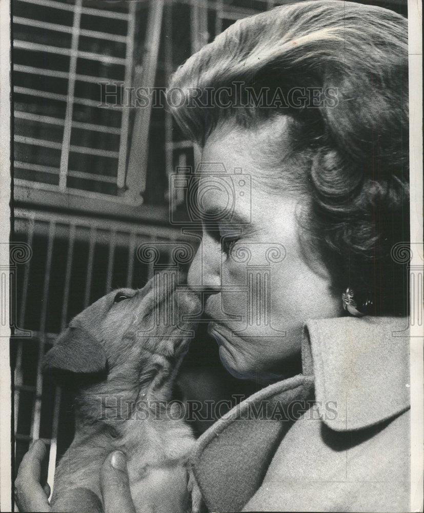 1976 Press Photo Betty Ford get kiss puppy visit lamb farm suburban Libertyville - Historic Images