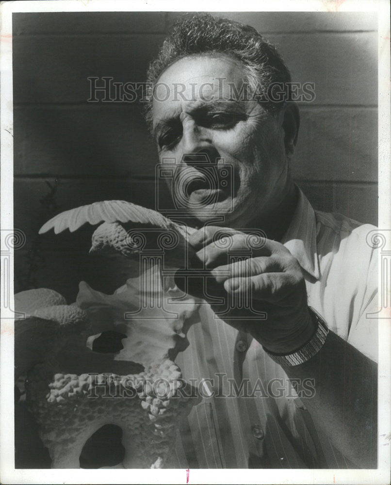 1972 Press Photo Sculptor Irving Burgues porcelain imitate nature art - Historic Images