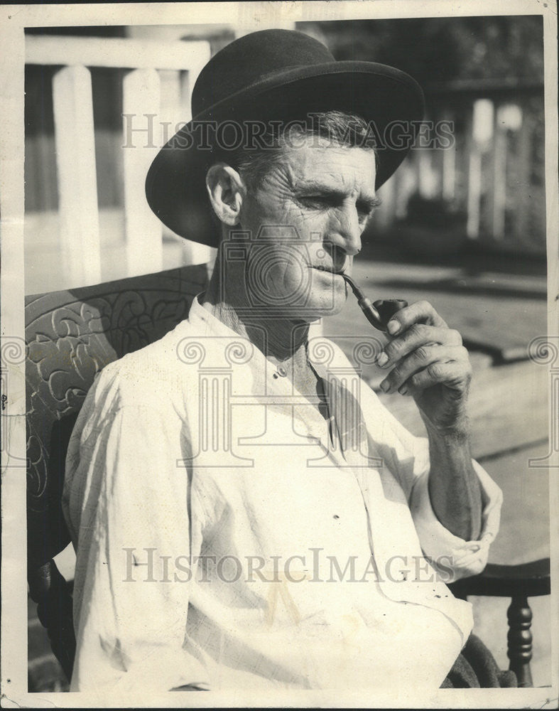 1931 Press Photo Man cigarette smoking - Historic Images
