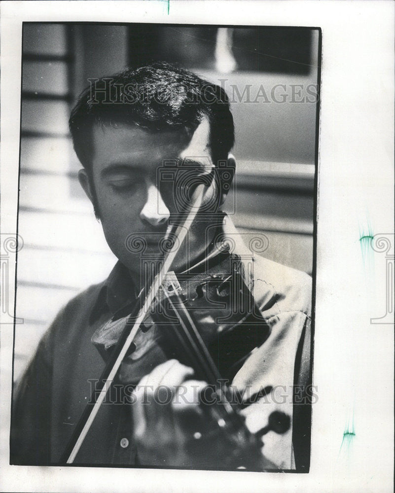 1976 Press Photo David Ehrlich Tennis Chap Teacher and Violinist - Historic Images