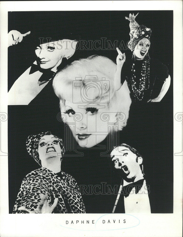 1974 Press Photo Daphne Davis star comedian entertainer performance auditorium - Historic Images