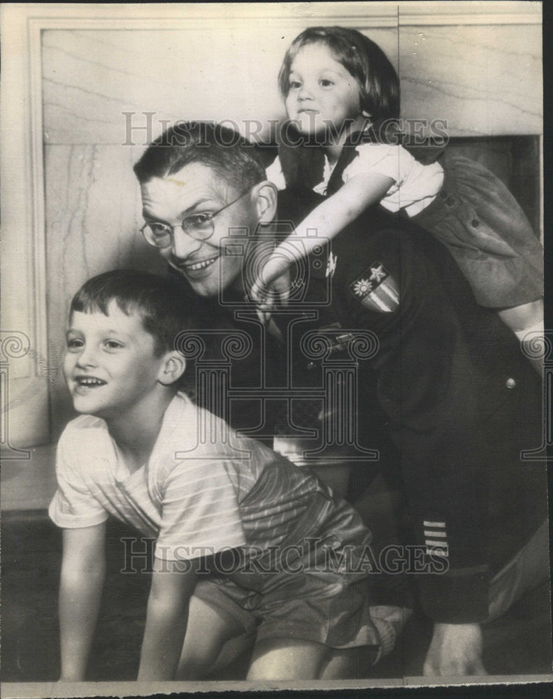 1945 Press Photo Joseph Stiwell Son General Joseph Vinegar Joe Romp Children - Historic Images